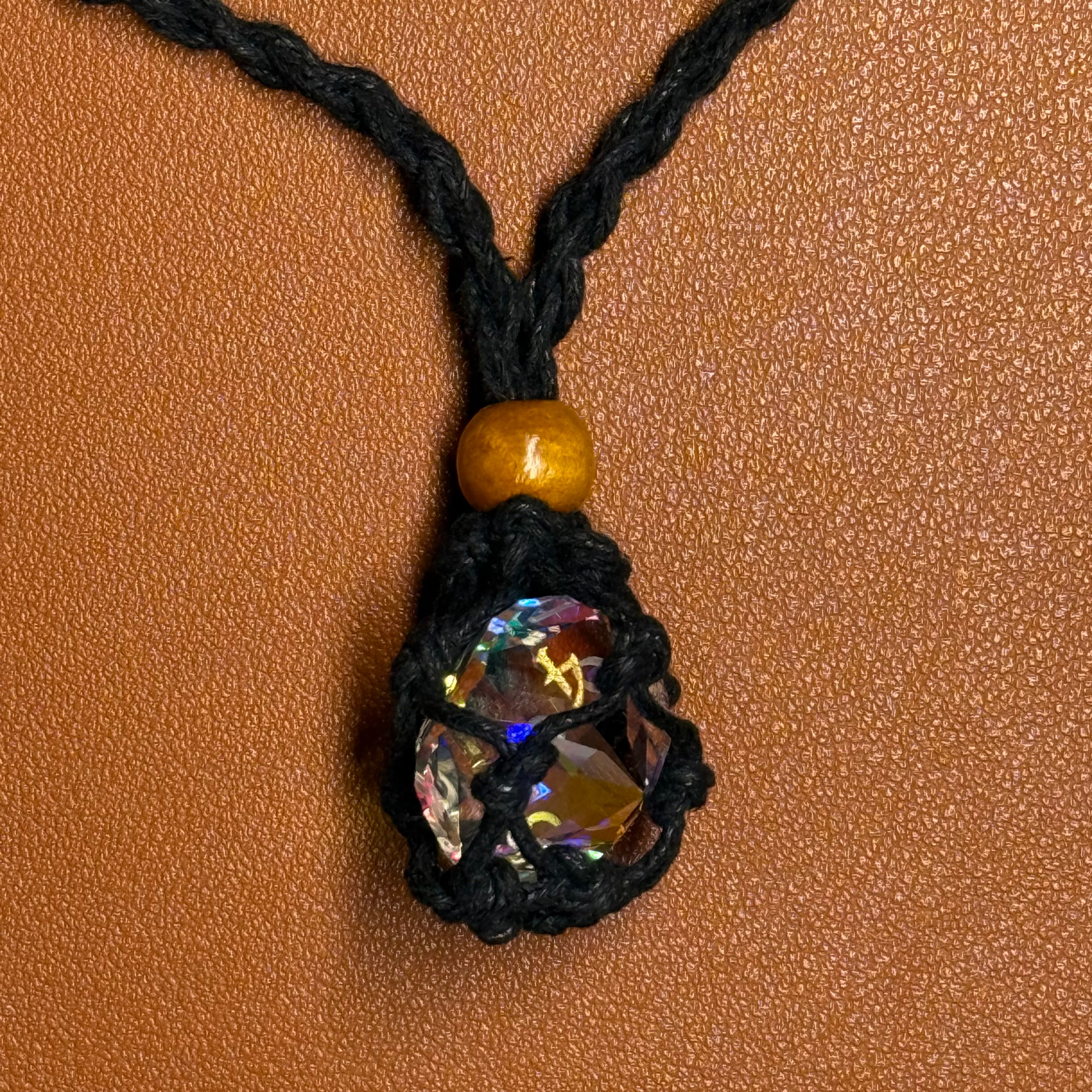 "Das Geflecht des Waldläufers" – Makramee Würfel-Amulett