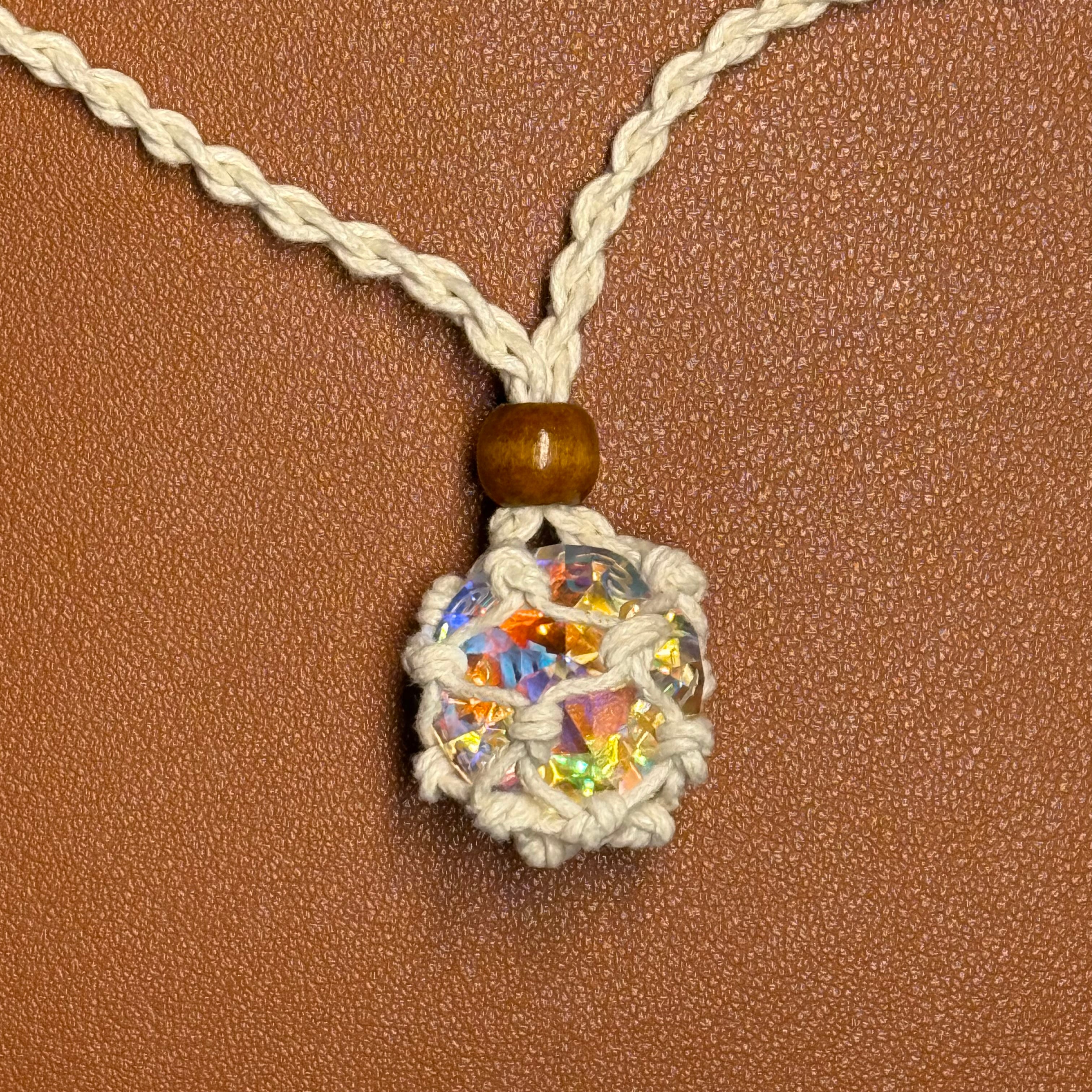 "Das Geflecht des Waldläufers" – Makramee Würfel-Amulett