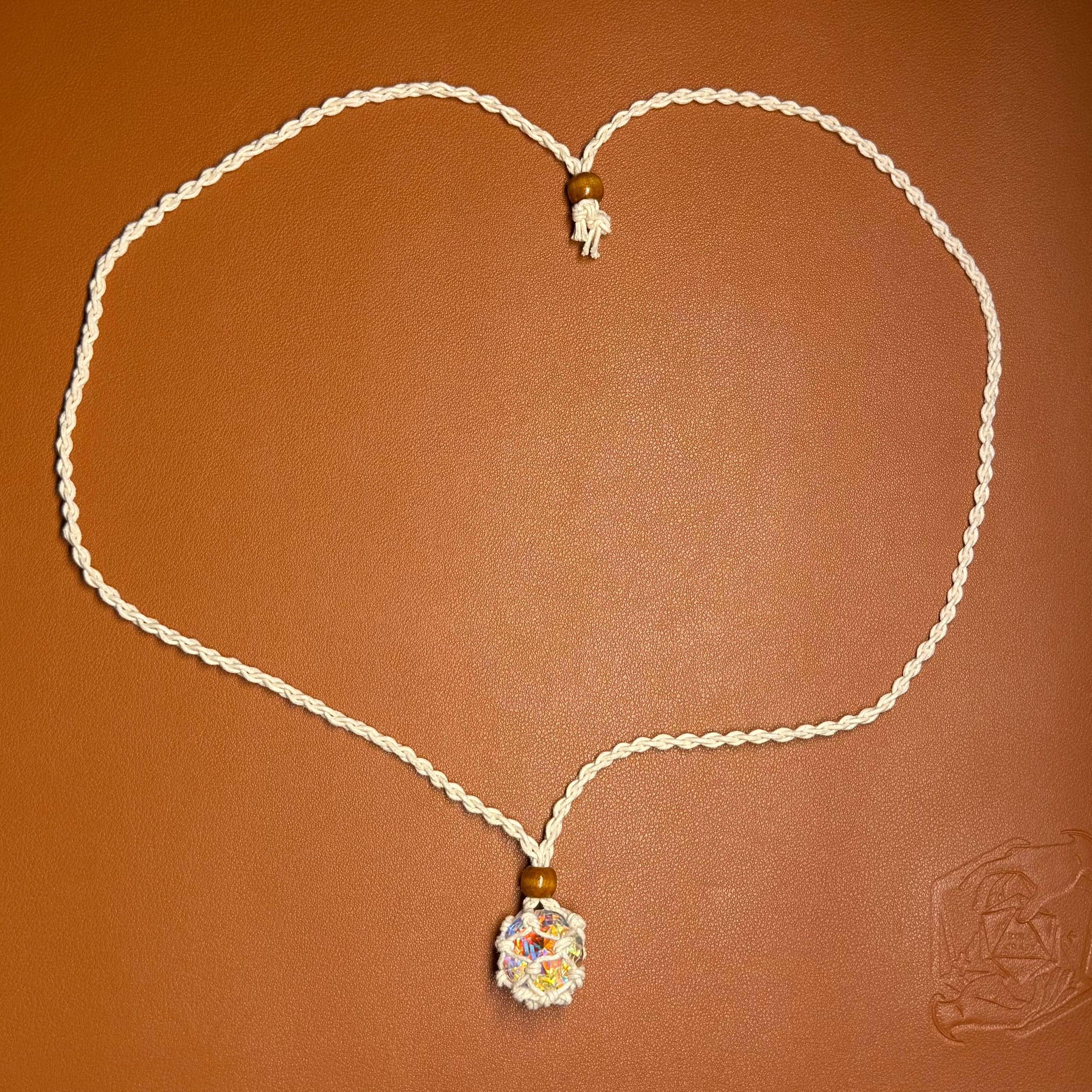 "Das Geflecht des Waldläufers" – Makramee Würfel-Amulett