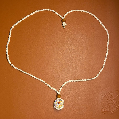 "Das Geflecht des Waldläufers" – Makramee Würfel-Amulett