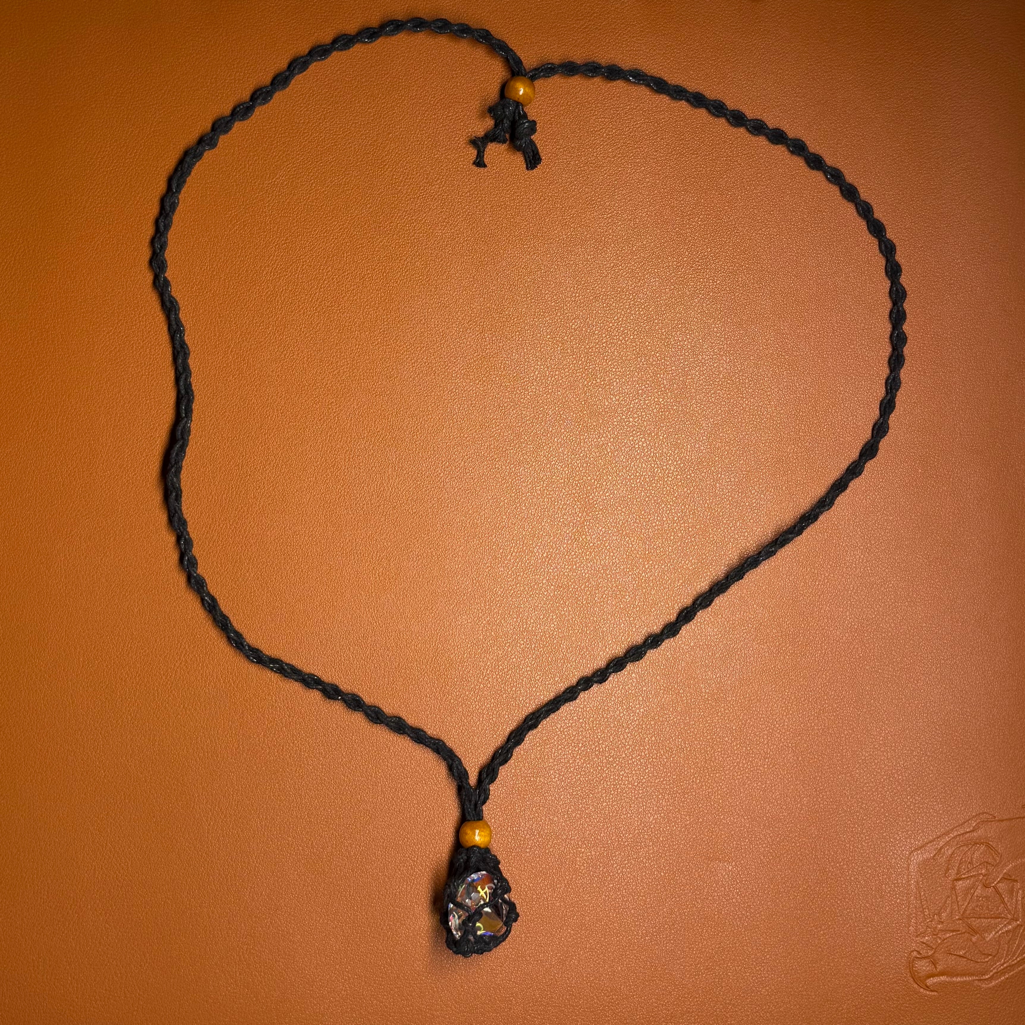 "Das Geflecht des Waldläufers" – Makramee Würfel-Amulett