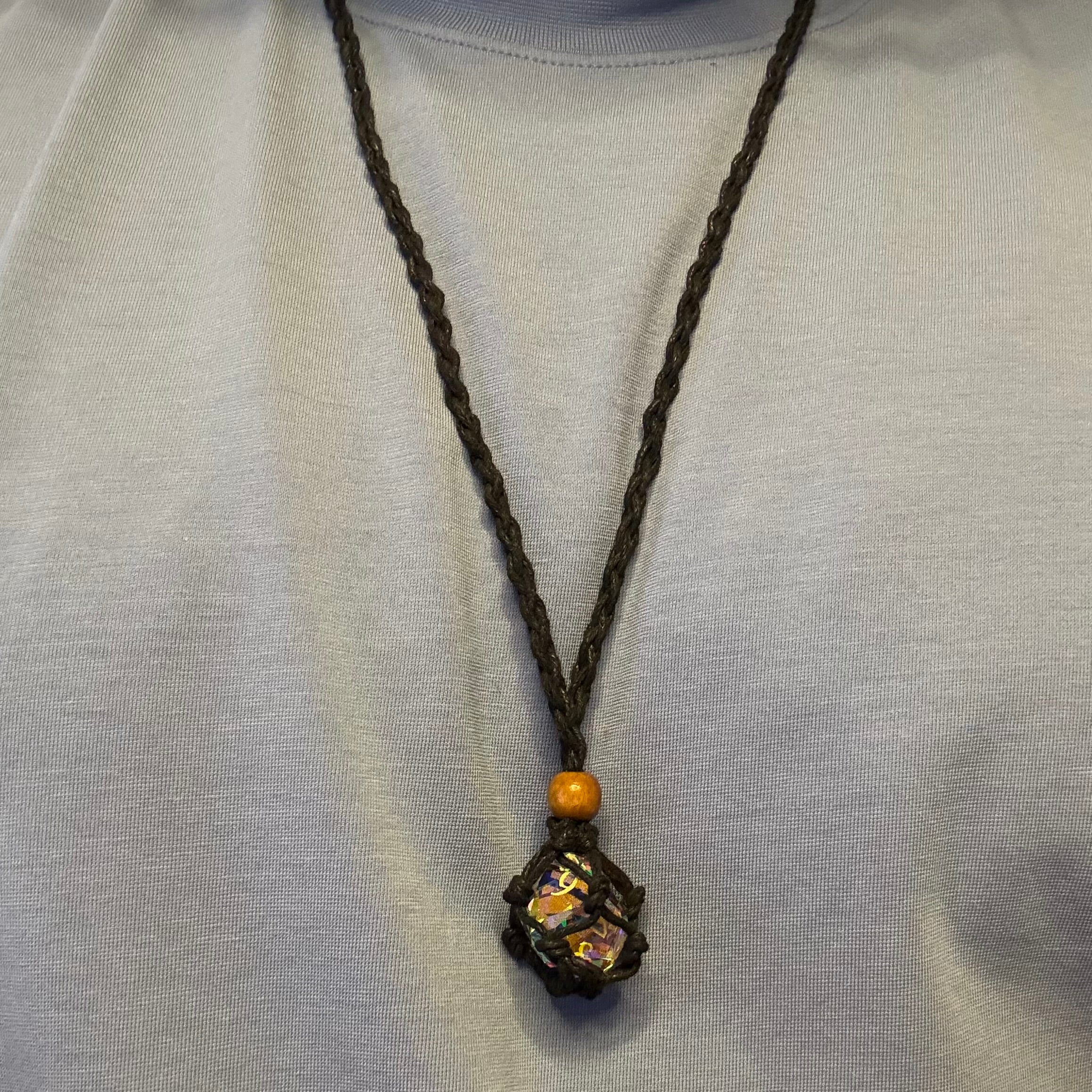 "Das Geflecht des Waldläufers" – Makramee Würfel-Amulett